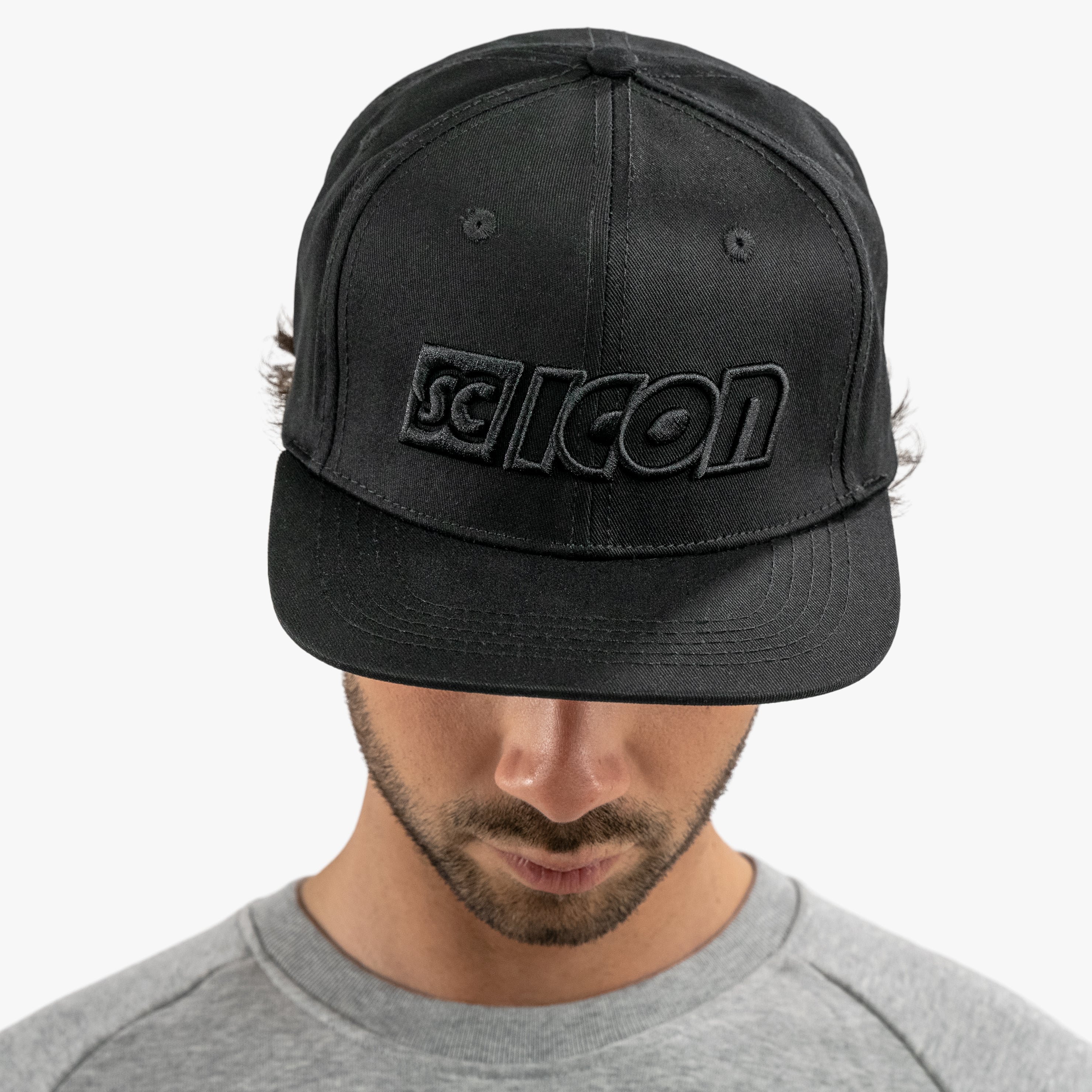 SCICON SNAPBACK-KAPPE MIT BLACK ON BLACK LOGO - 01